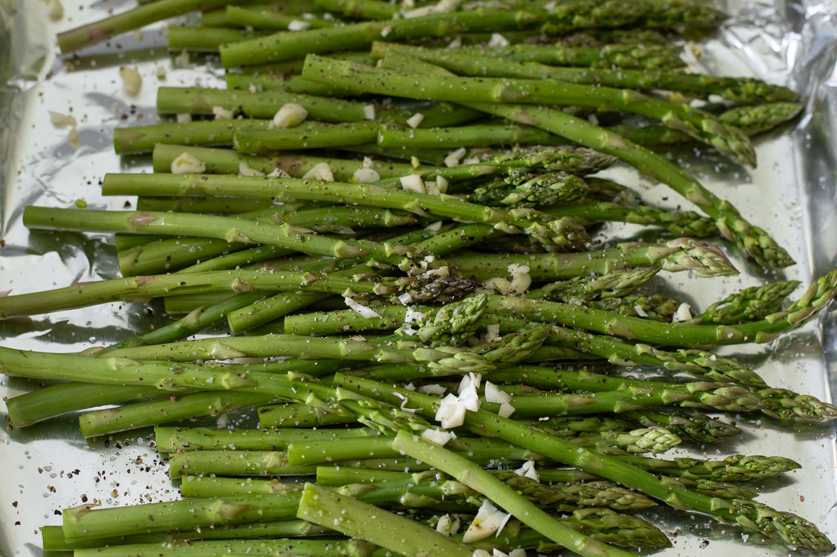 How to arrange asparagus for roasting