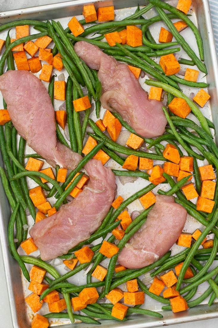 Easy sheet pan turkey dinner that is a great healthy weeknight meal that is whole30, Paleo, gluten free, dairy free and refined sugar free. All the flavors of Thanksgiving that can be easily meal prepped! #whole30 #paleo #thanksgiving #turkey #healthydinner