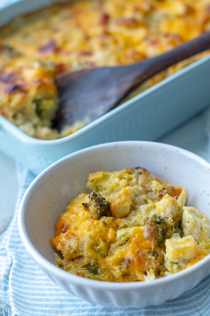 Easy chicken and quinoa casserole has got broccoli, chicken, quinoa baked in a creamy cheese sauce and topped with golden, melted cheddar and parmesan. This casserole recipe is a perfect dinner for busy weeknights. #casserole #chickendinner