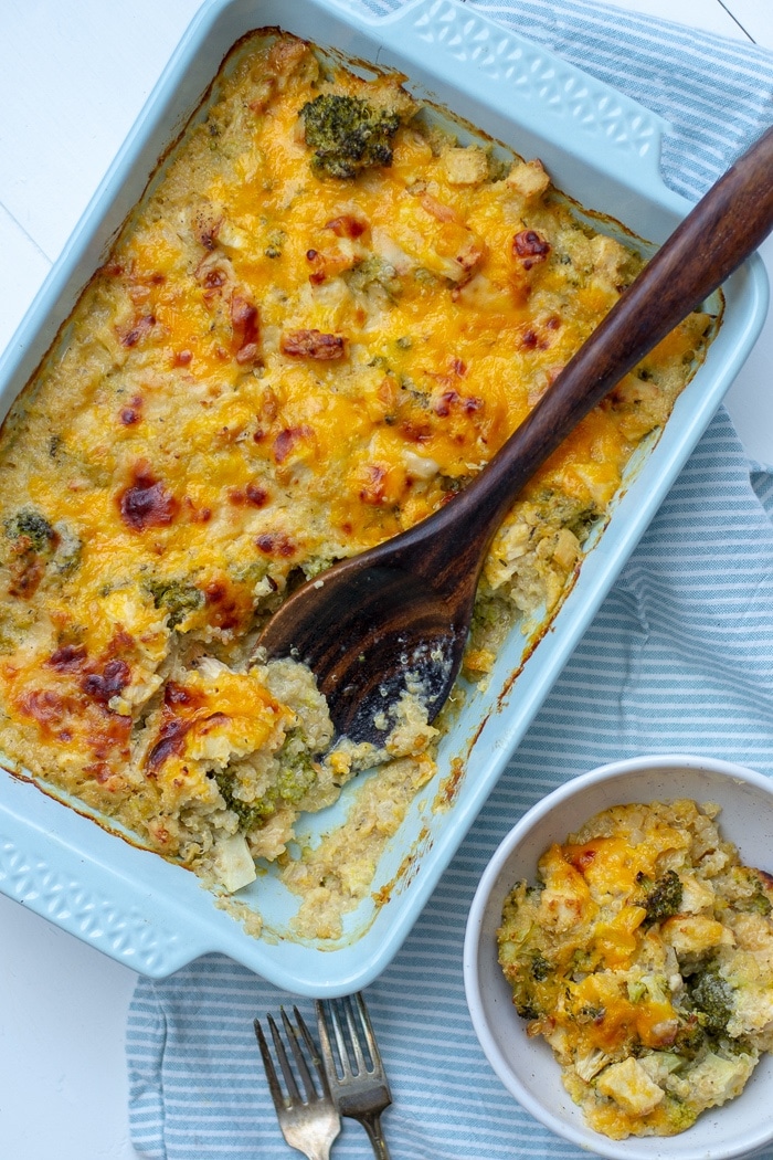 Easy chicken and quinoa casserole has got broccoli, chicken, quinoa baked in a creamy cheese sauce and topped with golden, melted cheddar and parmesan. This casserole recipe is a perfect dinner for busy weeknights. #casserole #chickendinner