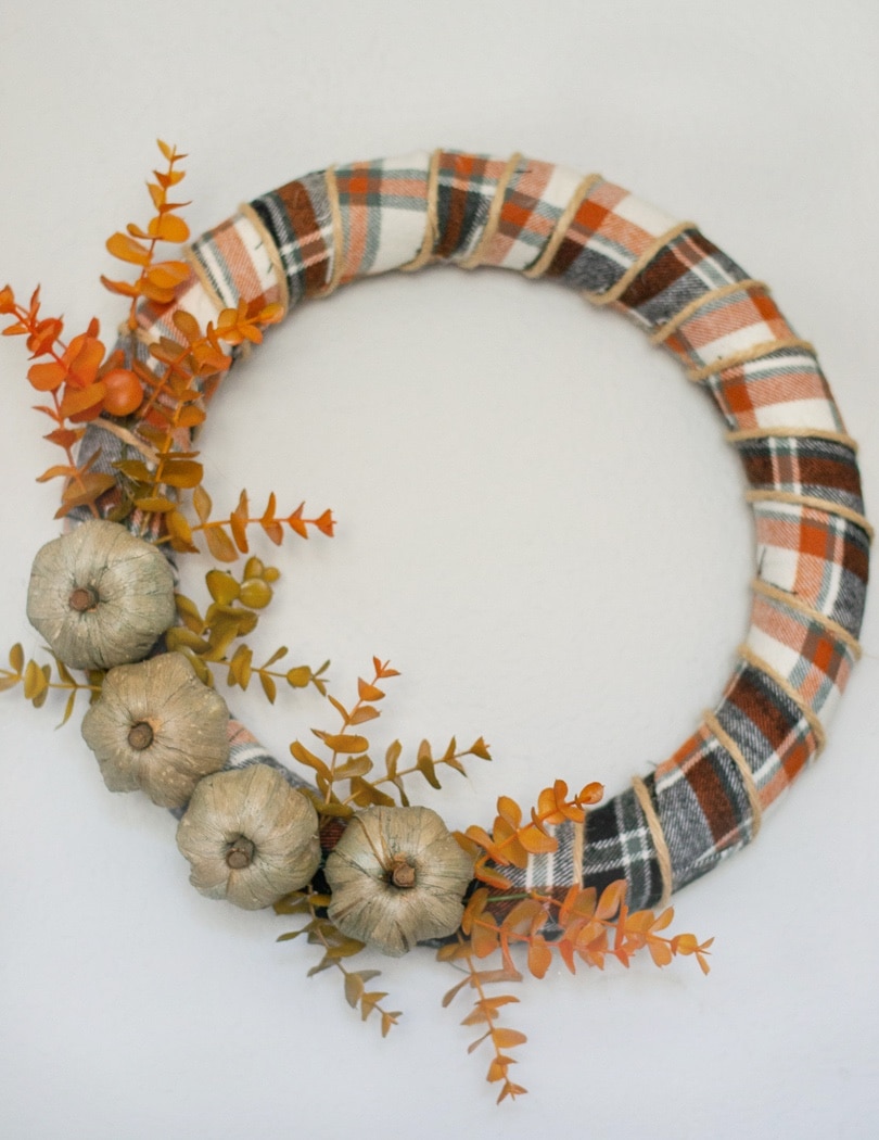 How the completed fall farmhouse wreath should look. 